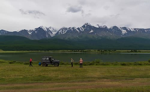«Алтай: 5 тайн» - 5-дневный тур в загадки природы и древности Алтая раскроет перед вами завесу тайн, окутывающих регион. Вы узнаете, где заканчиваются мифы и начинаются научные факты. Вся информация в туре основана на исследованиях и представлена в доступной форме, интересной даже детям. Вас ждут увлекательные истории, квесты и игры — каждый день будет наполнен новыми открытиями и загадками! Вы не просто будете слушать о древних цивилизациях — вы сами станете частью их истории. Особенность этого путешествия и в том, что вы посетите места, скрытые от обычных туристов, — настоящий Алтай, известный только местным. 1 ДЕНЬ г. Горно-Алтайск – Каракольская долина (200 км.) День начнется с посещения национального музея, где можно будет увидеть знаменитую мумию знатной скифской женщины – Принцессы Укока. Также мы побываем в Ботаническом саду. Закончим ужином из национальных блюд в сопровождении горлового пения «кай». 2 ДЕНЬ Каракольская долина – Курай (250 км.) После экскурсии по Каракольской долине двигаемся дальше по Чуйскому тракту, в программе осмотр Калбак- Таш и стелы Адыр-Кая. Также предусмотрены остановки. 3 ДЕНЬ Курай -оз Джангызколь – Курай (75 км.) Степь со смотровой площадки, следы ледников, высокогорная природа, - лишь незначительная часть того, что нам предстоит увидеть в этот день! Возможно, мы встретимся с дикими животными! 4 ДЕНЬ Курай – Кош-Агач – Кокоря – Курай (140 км.) Посещение этно-аила, осмотр мегалитов, святилище Ортолык и знаменитый Алтайский марс – горы терракотового цвета! 5 ДЕНЬ Курай – г. Горно-Алтайск ( 320 км) Финальный день путешествия, не менее захватывающий. Мы увидим первый мост, старинные переправы и Чуйский тракт каким он был много веков назад! Завершение тура.